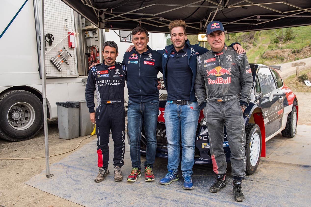 Carlos Sainz, en la puesta a punto del Peugeot 208 T16 R5 en Portugal