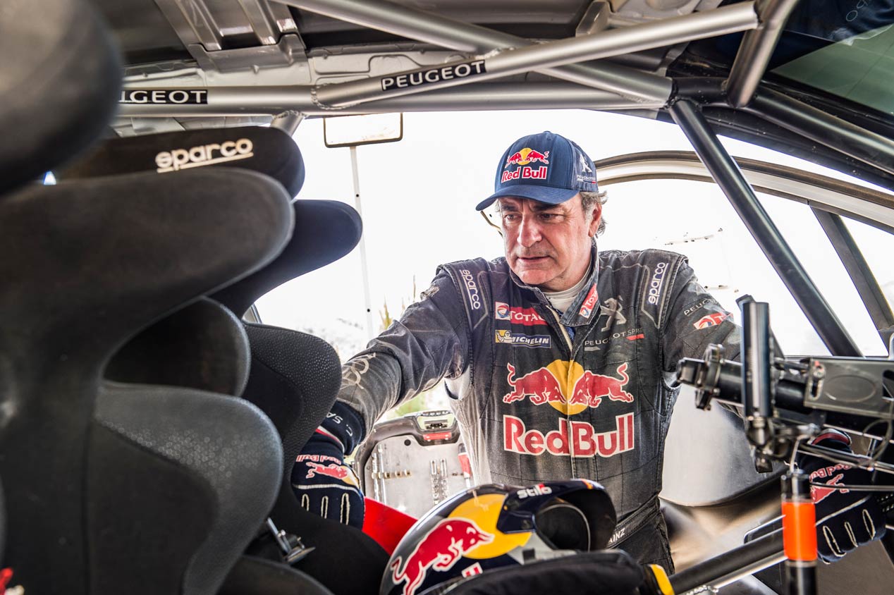 Carlos Sainz, en la puesta a punto del Peugeot 208 T16 R5 en Portugal