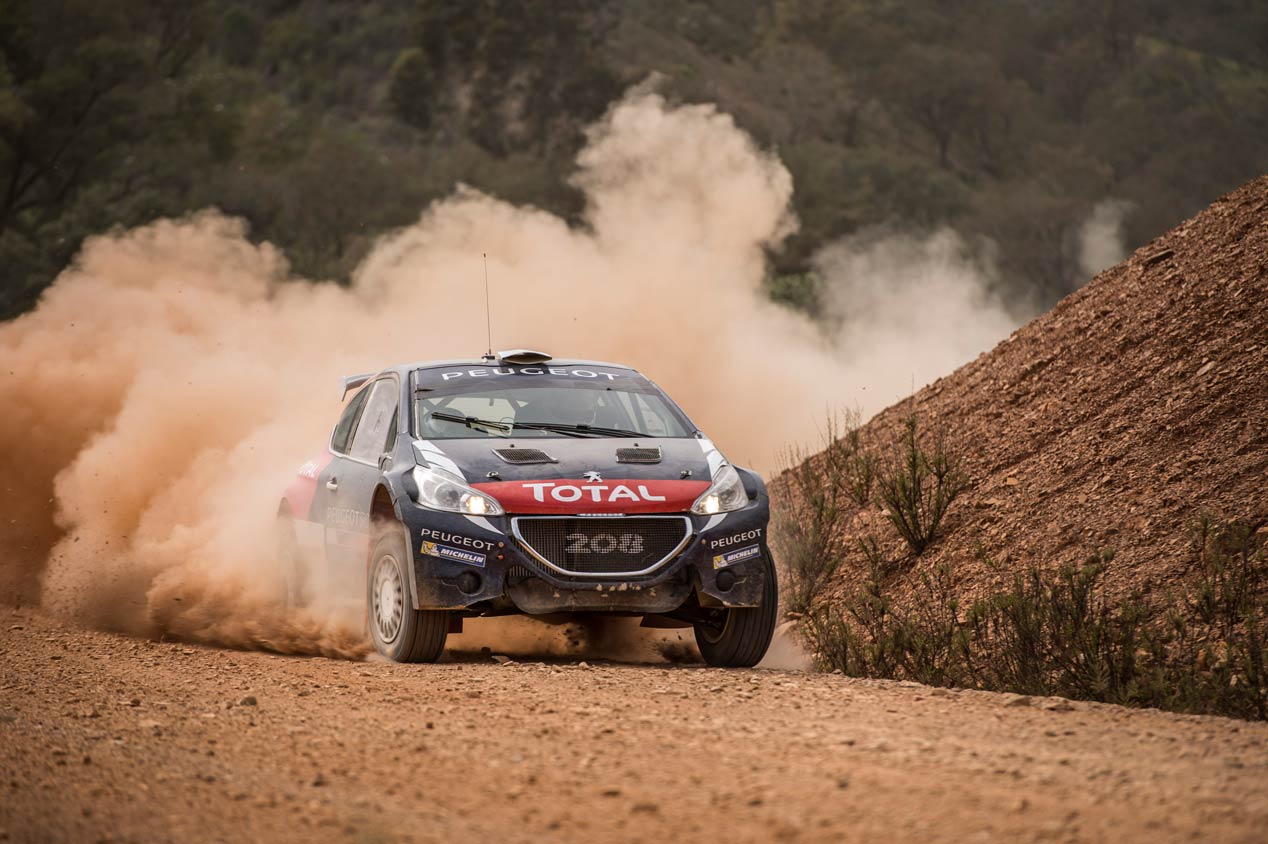 Carlos Sainz, en la puesta a punto del Peugeot 208 T16 R5 en Portugal