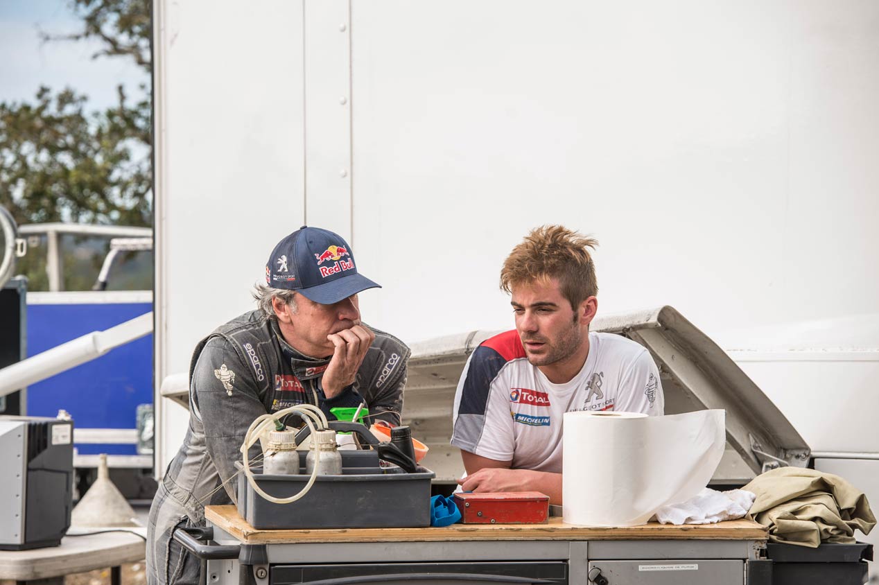 Carlos Sainz, en la puesta a punto del Peugeot 208 T16 R5 en Portugal