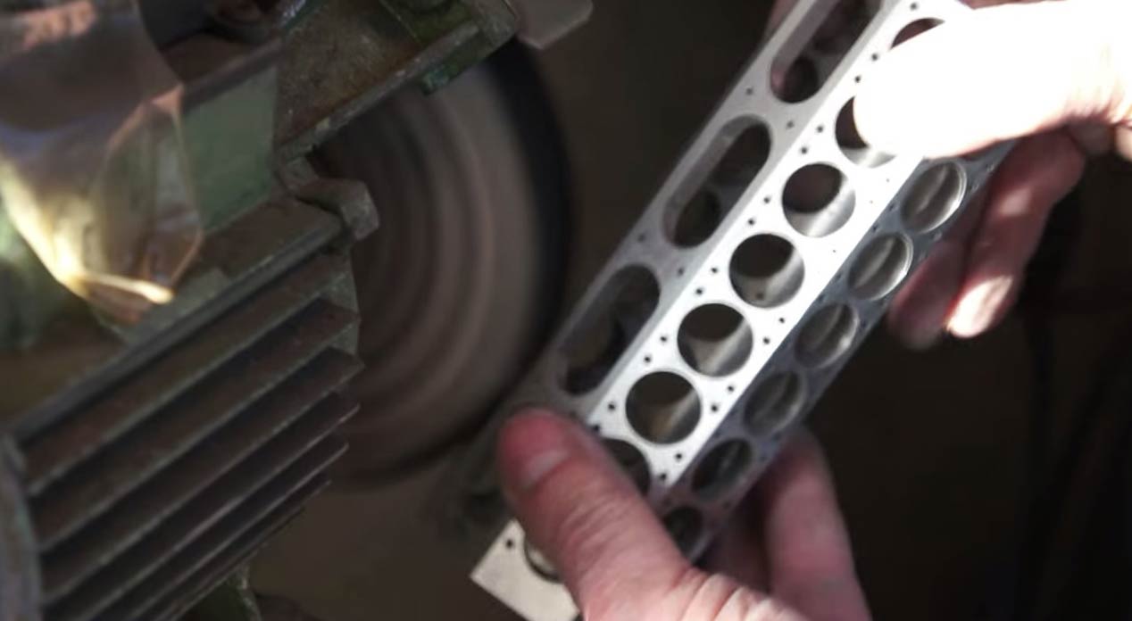 Motores Patelo ya trabaja en una sala de máquinas de un trasatlántico en miniatura