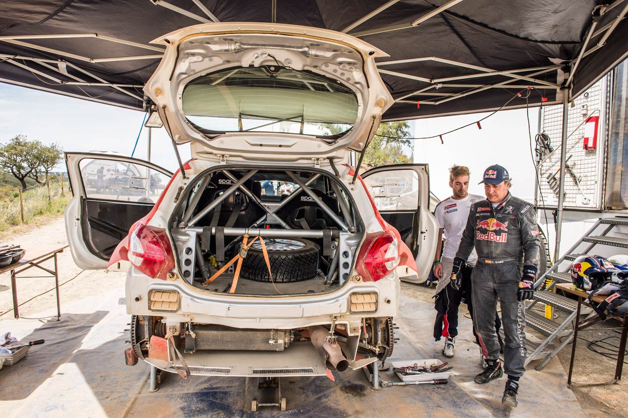 Carlos Sainz, en la puesta a punto del Peugeot 208 T16 R5 en Portugal