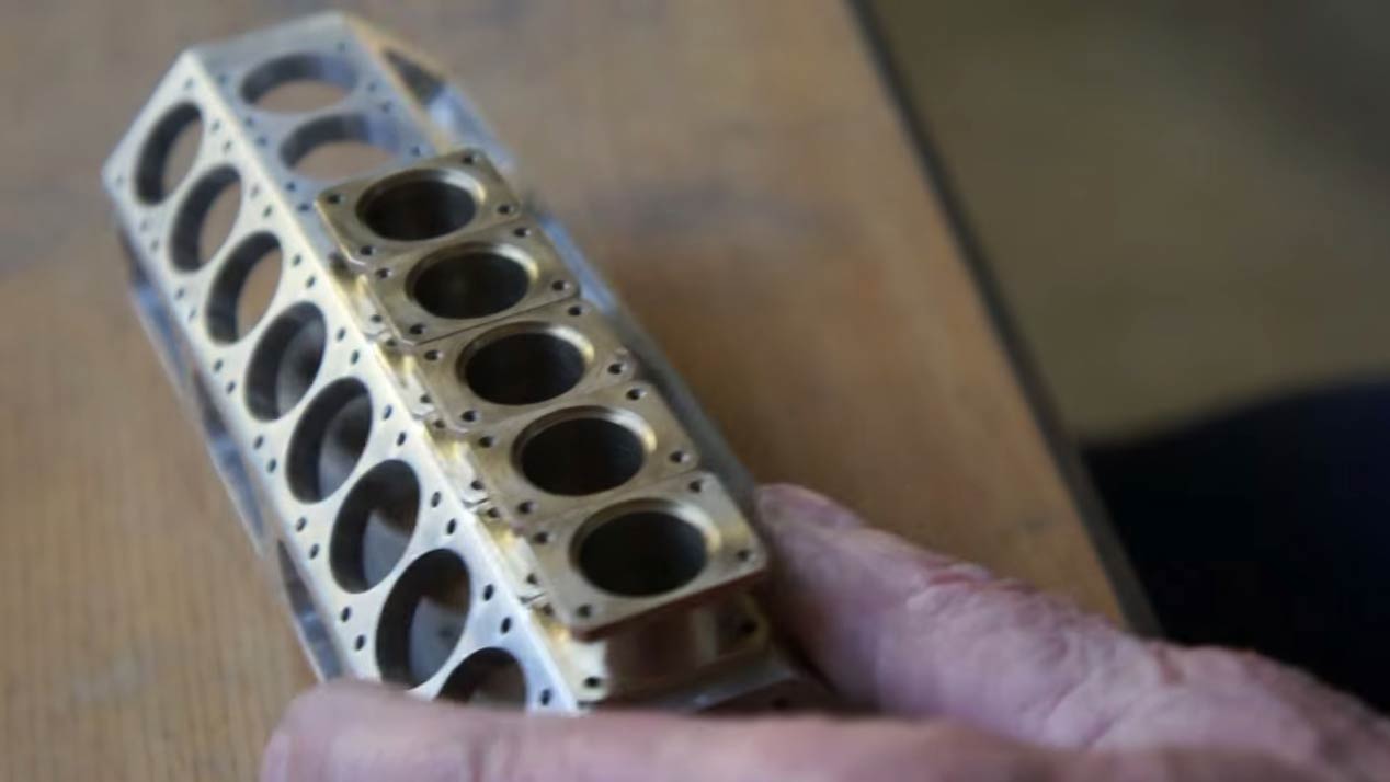 Motores Patelo ya trabaja en una sala de máquinas de un trasatlántico en miniatura