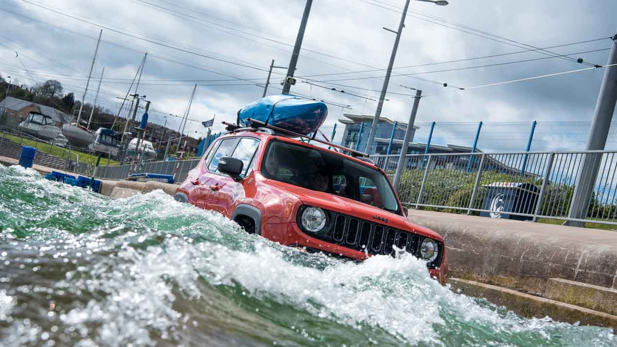 Un Jeep Renegade entre aguas bravas: como pez en el agua
