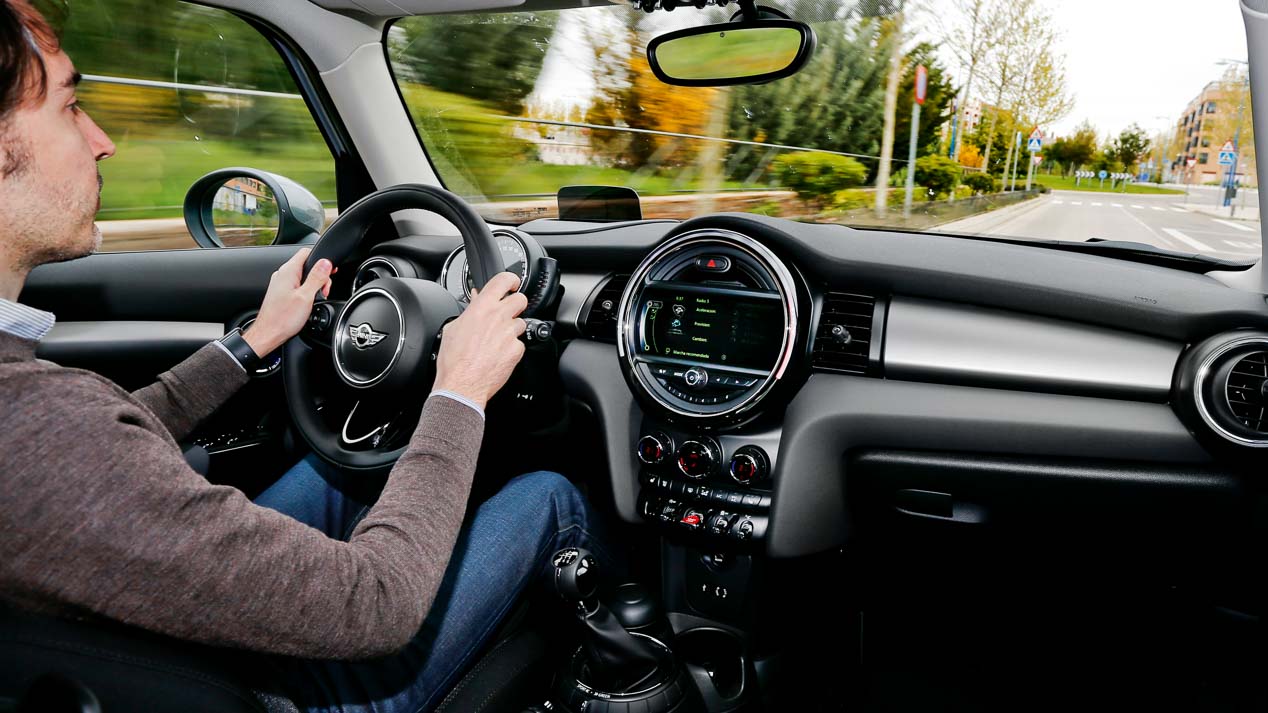 Title: Mini One 5p. frente a Audi A1 Sportback 1.0 TFSi Ultra