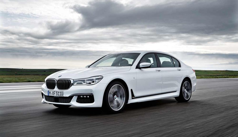 Coche con sistema de cuatro ruedas directrices Coche con sistema de cuatro ruedas directrices