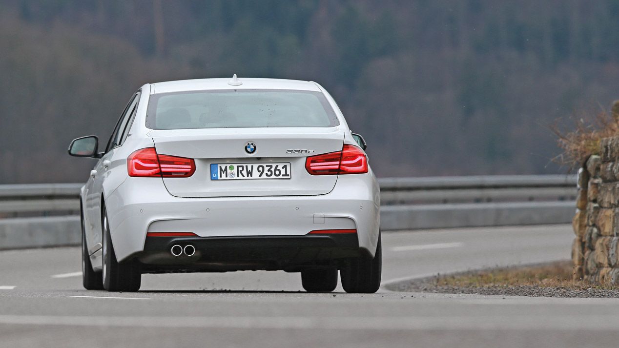 BMW 330e vs Volkswagen Passat GTE