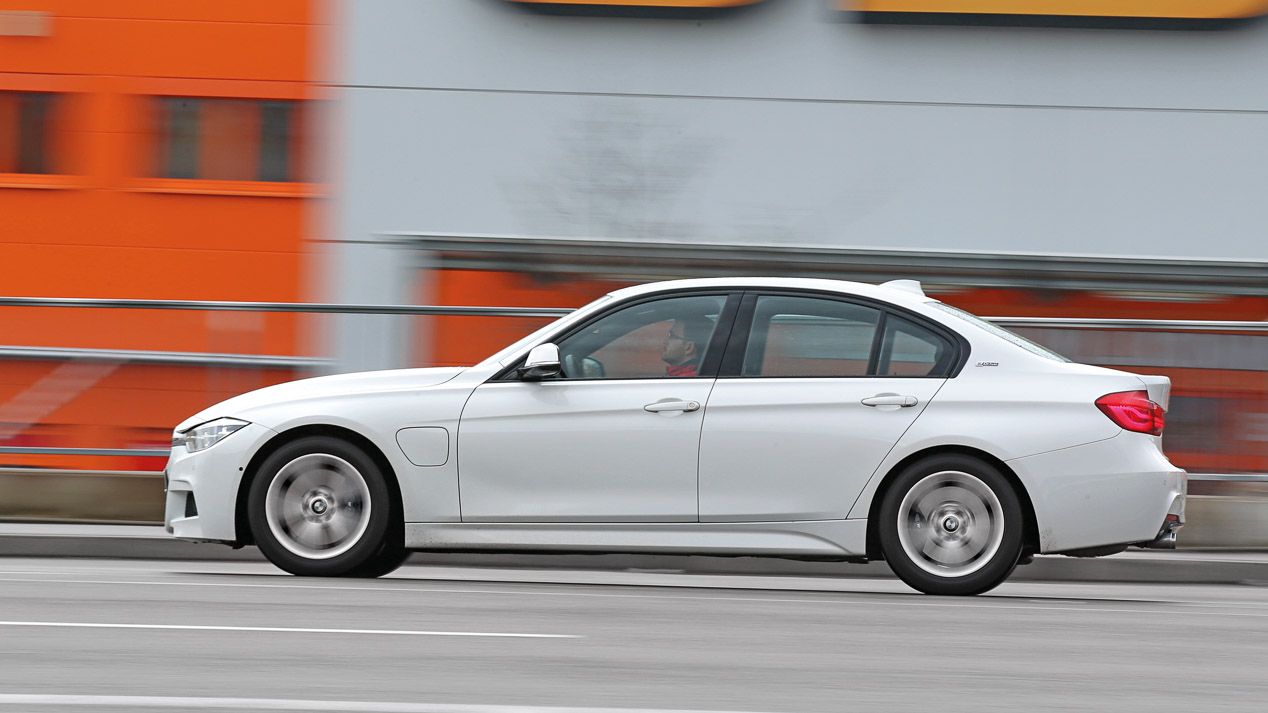 BMW 330e vs Volkswagen Passat GTE