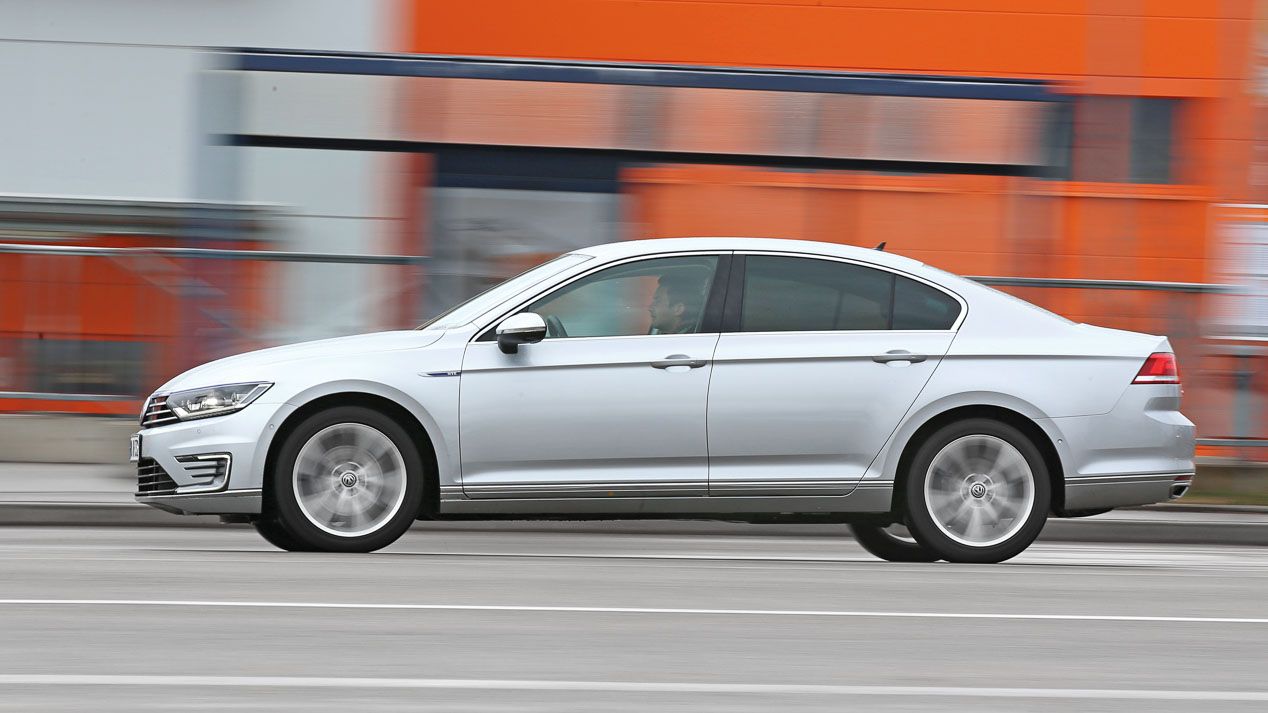 BMW 330e vs Volkswagen Passat GTE