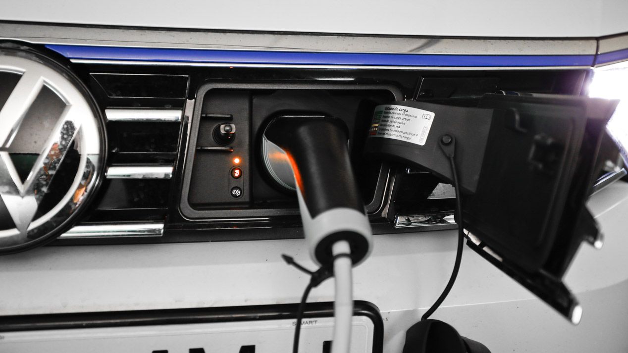BMW 330e vs Volkswagen Passat GTE