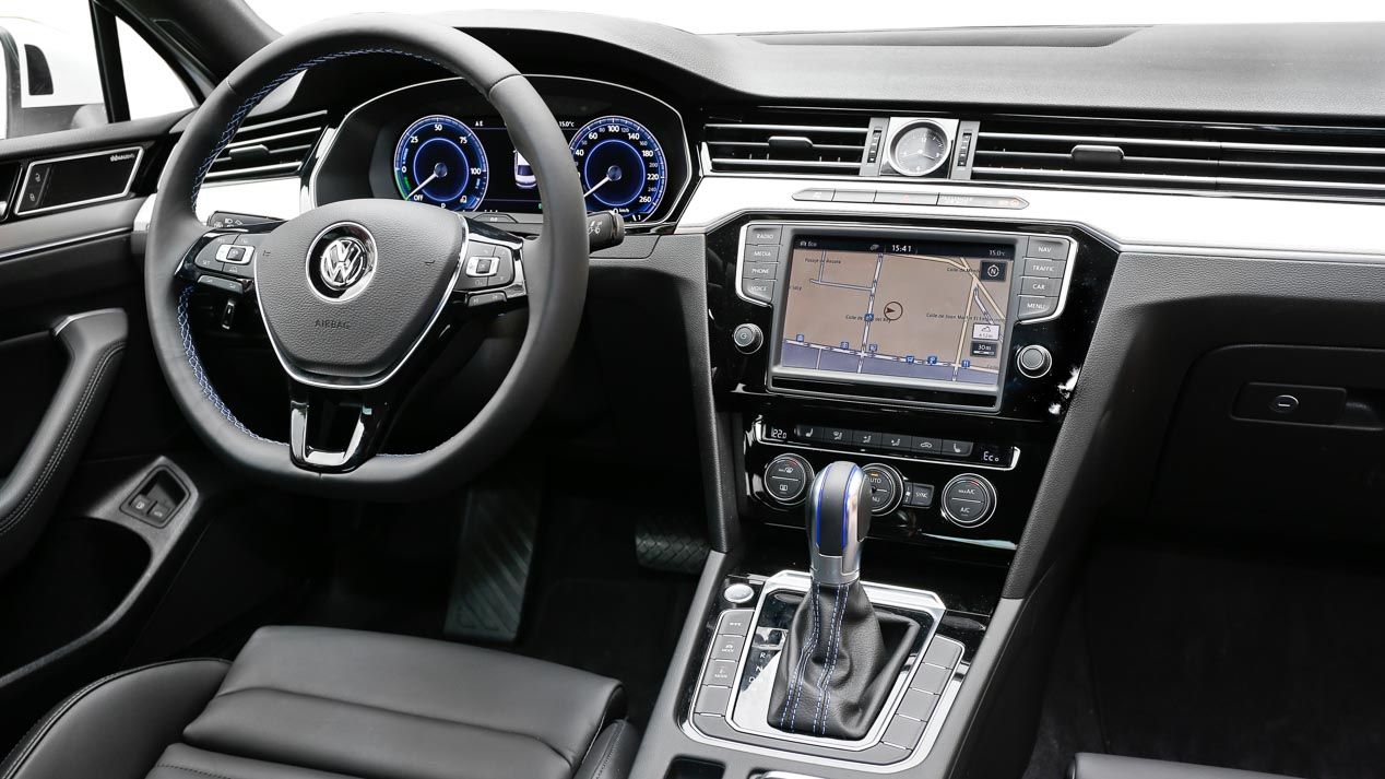 BMW 330e vs Volkswagen Passat GTE