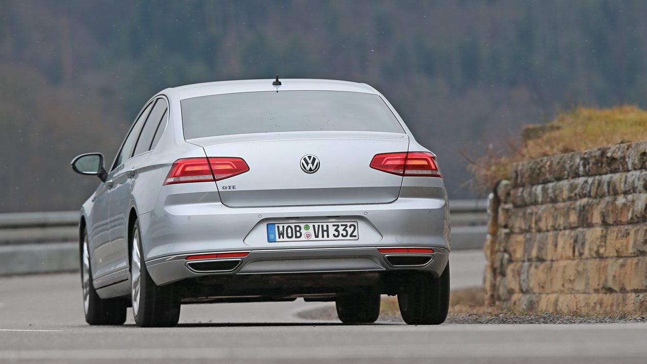 BMW 330e vs Volkswagen Passat GTE