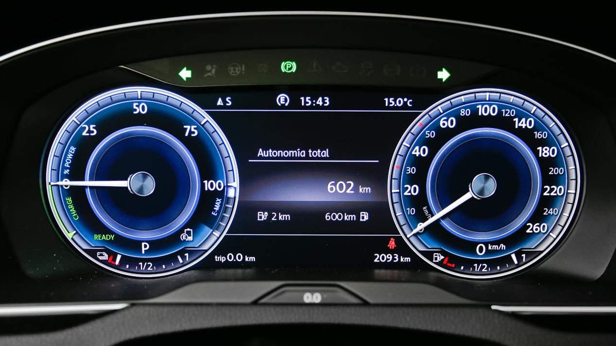 BMW 330e vs Volkswagen Passat GTE