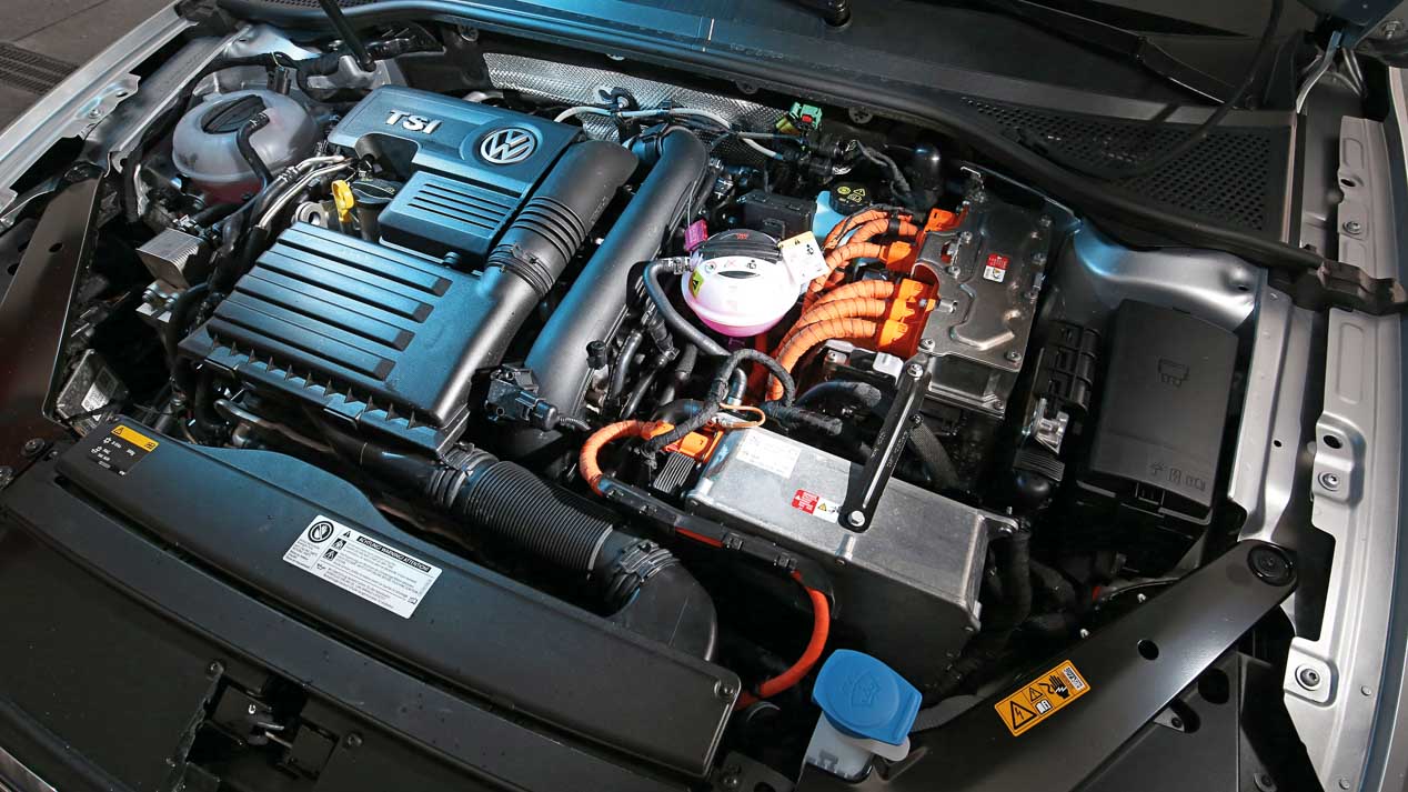 BMW 330e vs Volkswagen Passat GTE