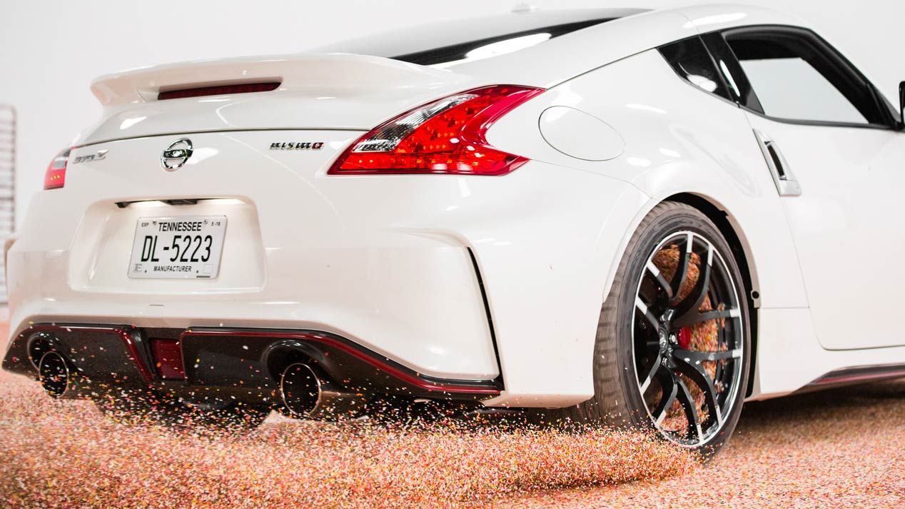 Un Nissan 370Z Nismo celebra el Día Nacional del Donut a derrapes