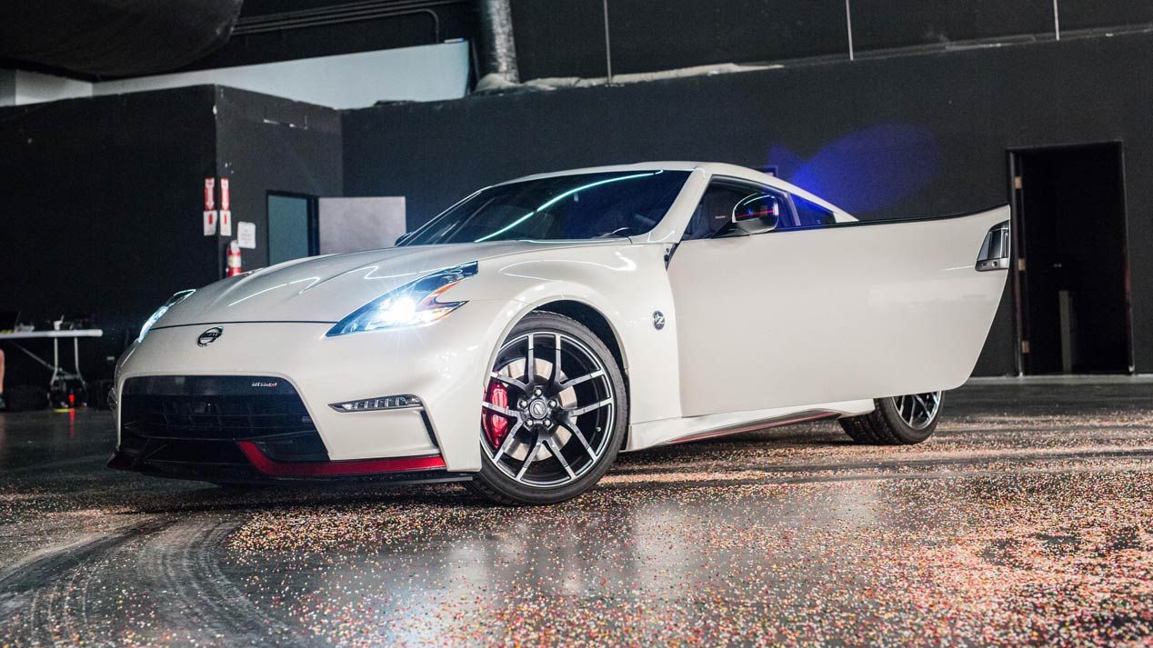 Un Nissan 370Z Nismo celebra el Día Nacional del Donut a derrapes