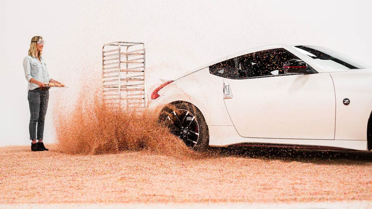 Un Nissan 370Z Nismo celebra el Día Nacional del Donut a derrapes