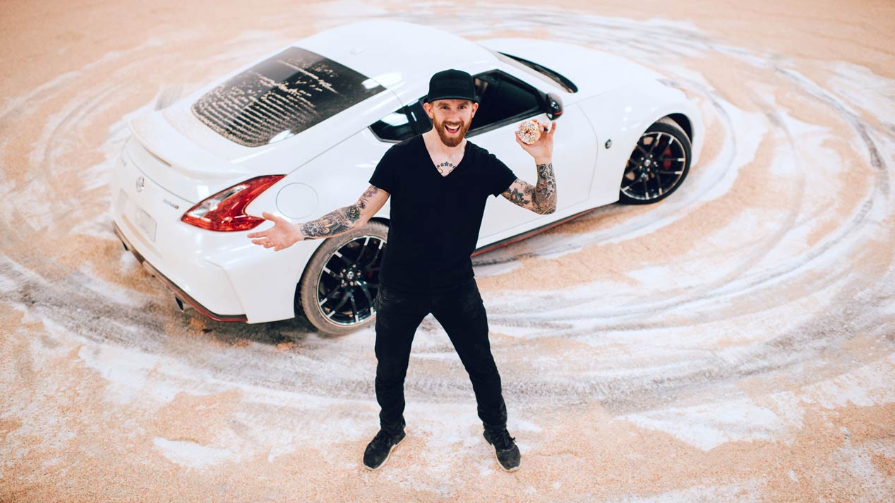 Un Nissan 370Z Nismo celebra el Día Nacional del Donut a derrapes
