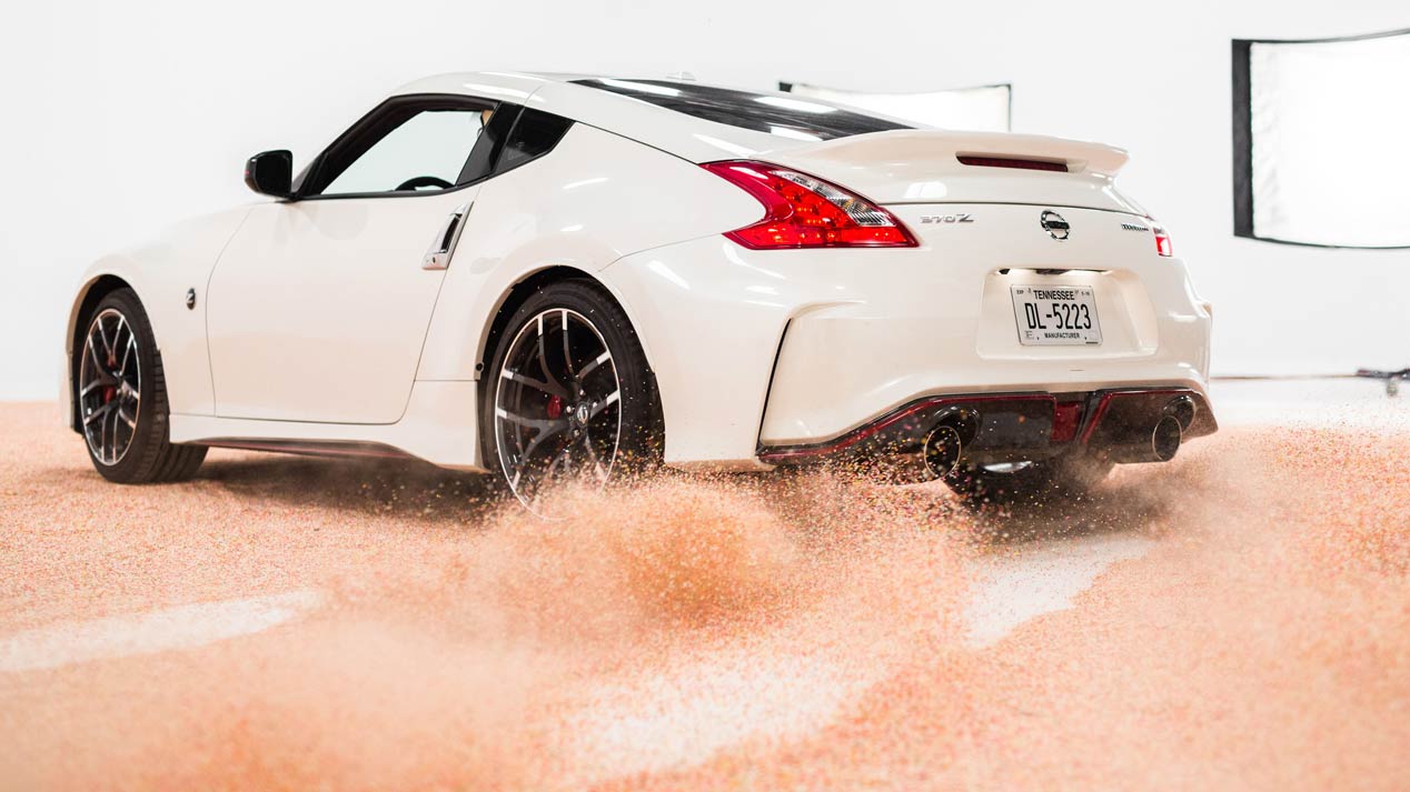 Un Nissan 370Z Nismo celebra el Día Nacional del Donut a derrapes