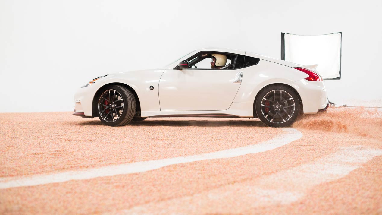 Un Nissan 370Z Nismo celebra el Día Nacional del Donut a derrapes