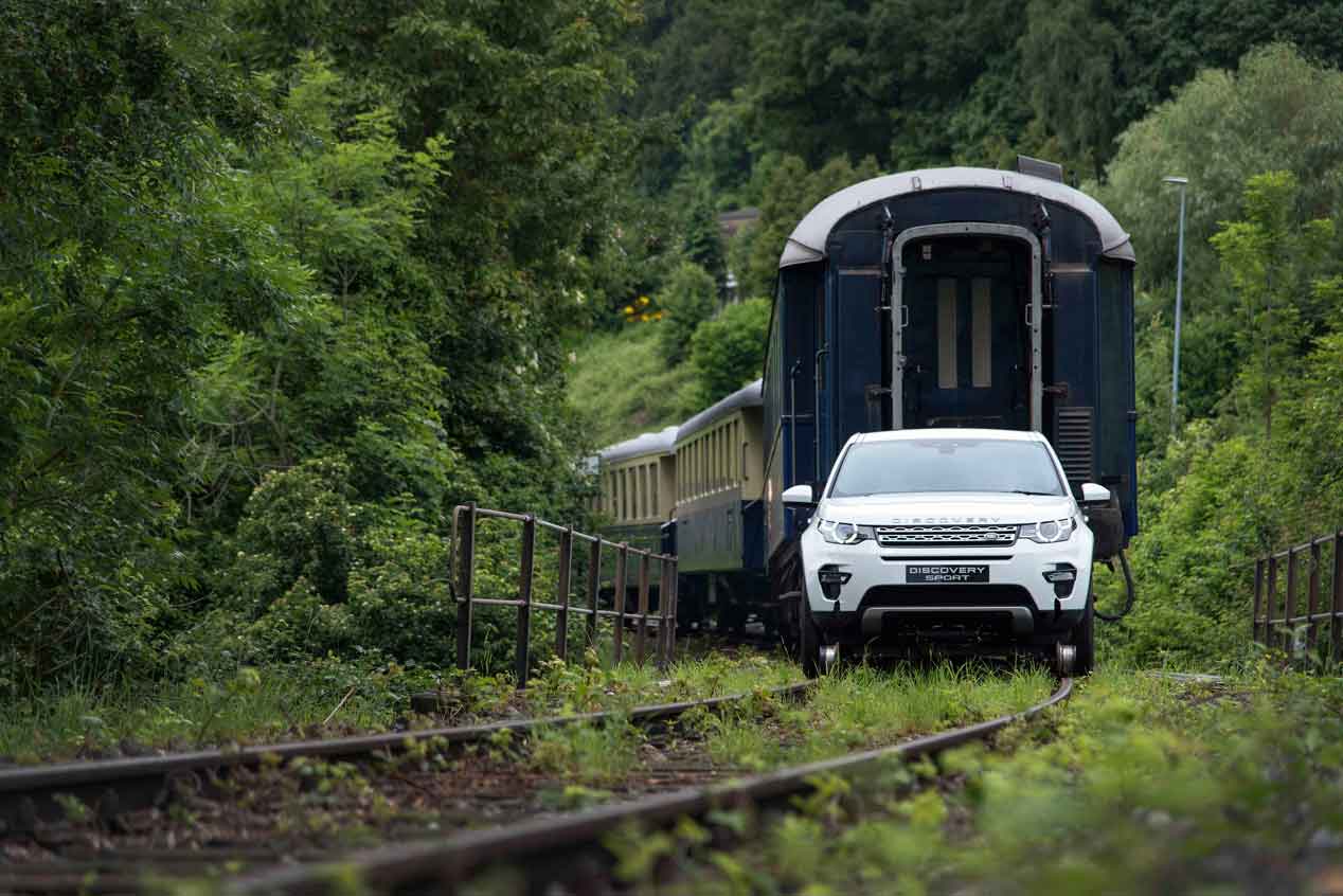 Un Land Rover Discovery Sport remolcando un tren