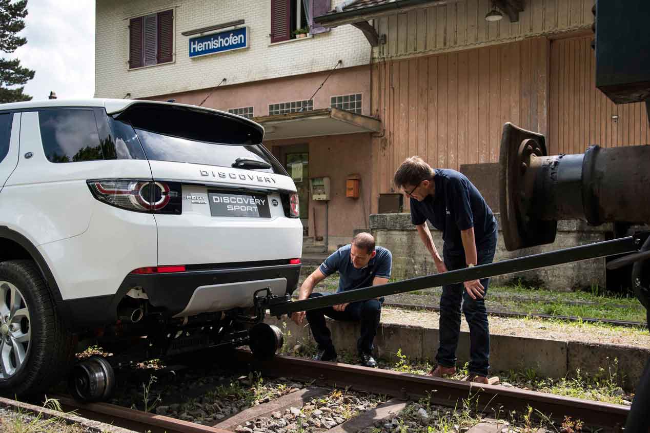 Un Land Rover Discovery Sport remolcando un tren
