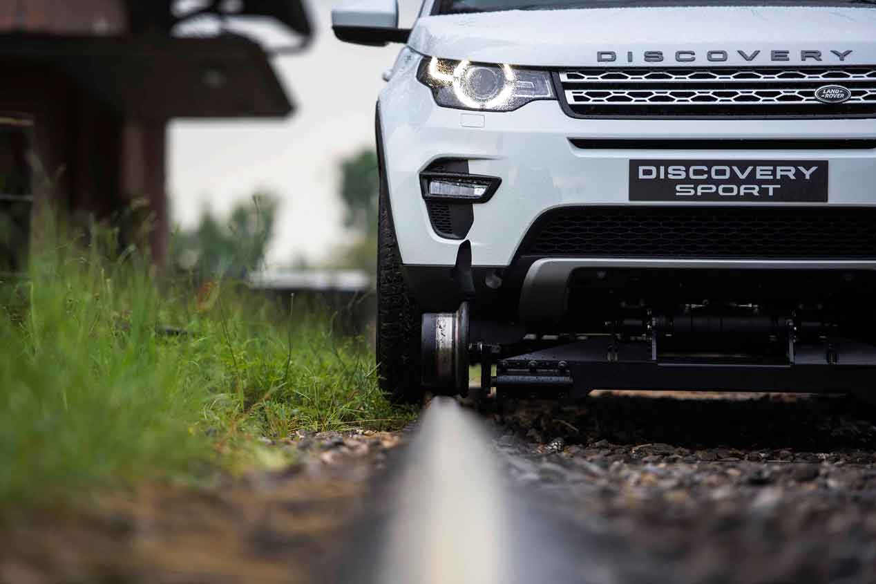 Un Land Rover Discovery Sport remolcando un tren