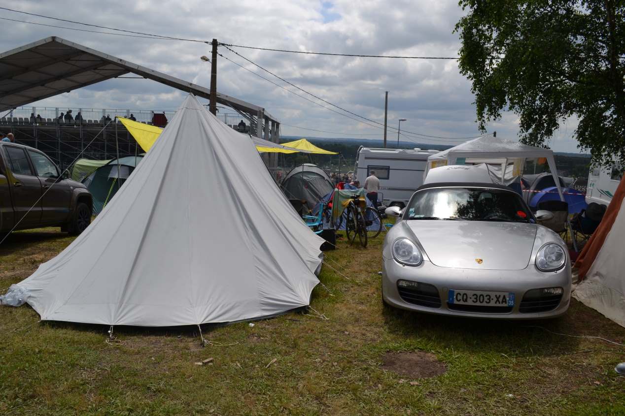 24 Horas de Le Mans: viajar en un coche deportivo y dormir en una tienda de campaña