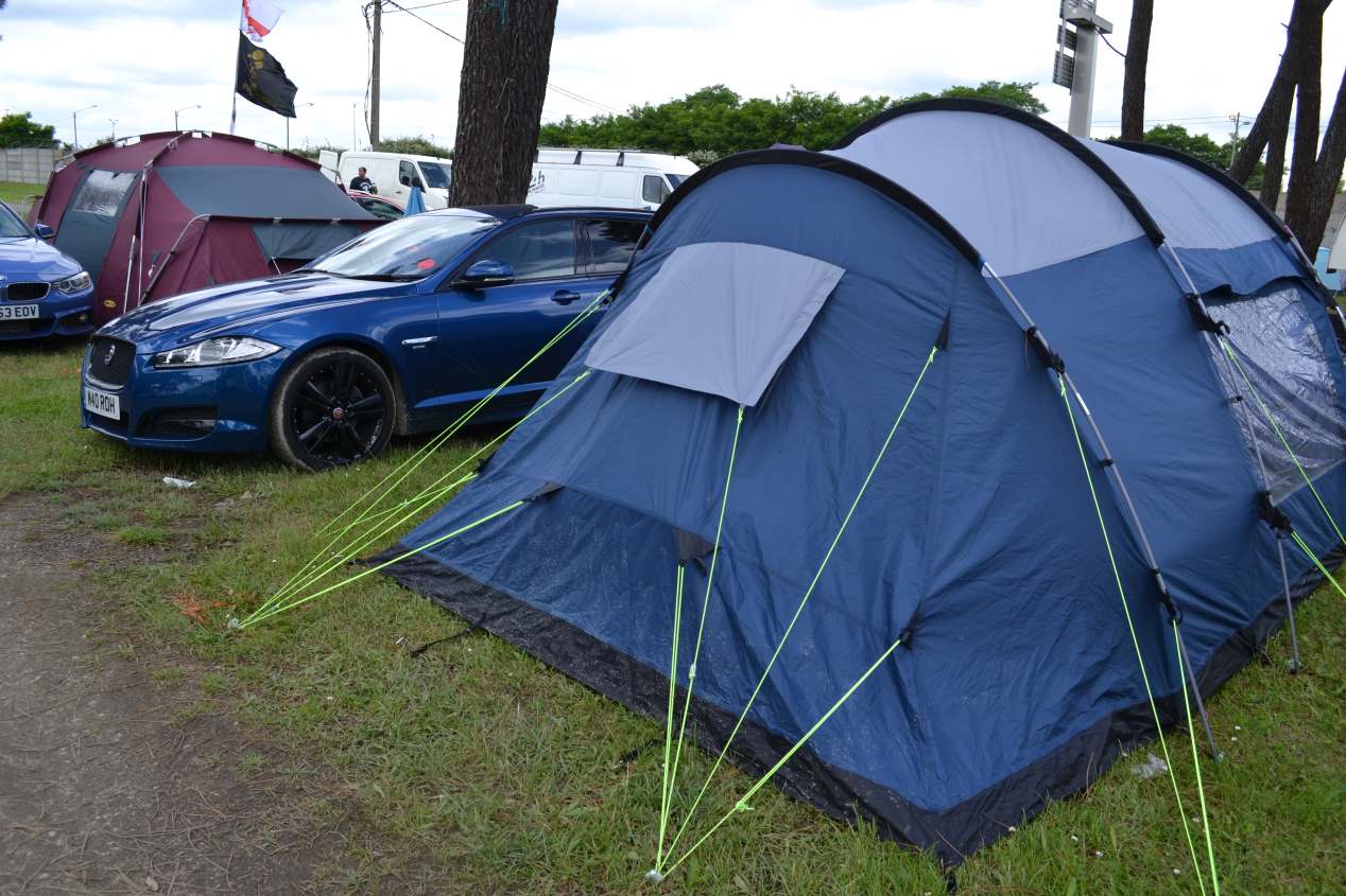 24 Horas de Le Mans: viajar en un coche deportivo y dormir en una tienda de campaña