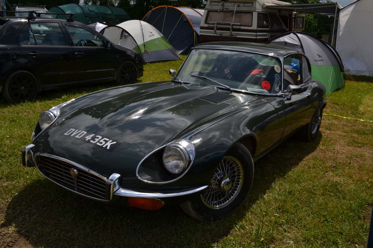 24 Horas de Le Mans: viajar en un coche deportivo y dormir en una tienda de campaña