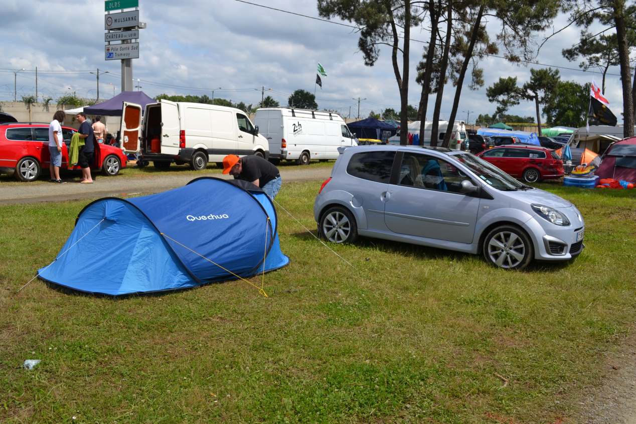 24 Horas de Le Mans: viajar en un coche deportivo y dormir en una tienda de campaña