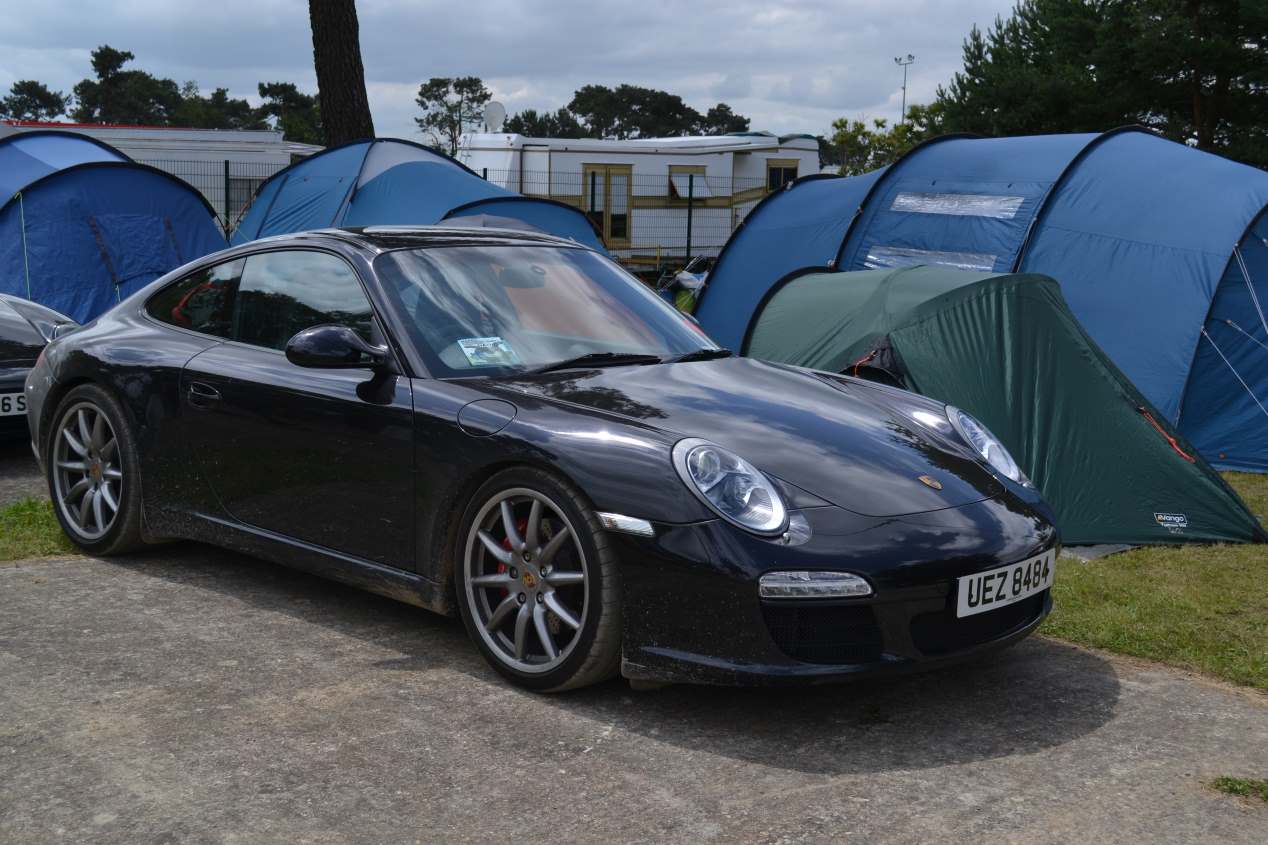 24 Horas de Le Mans: viajar en un coche deportivo y dormir en una tienda de campaña