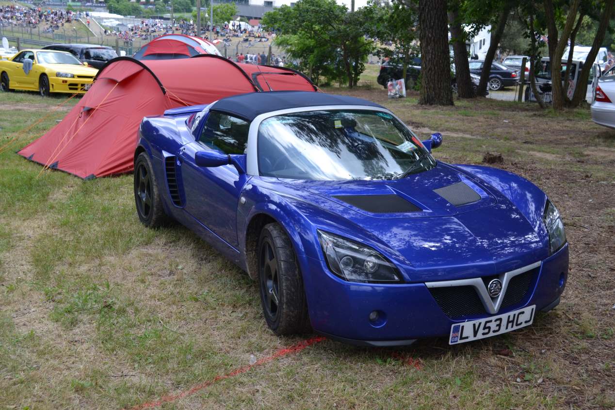 24 Horas de Le Mans: viajar en un coche deportivo y dormir en una tienda de campaña