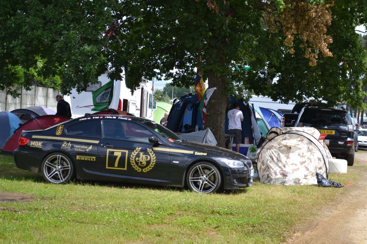24 Horas de Le Mans: viajar en un coche deportivo y dormir en una tienda de campaña