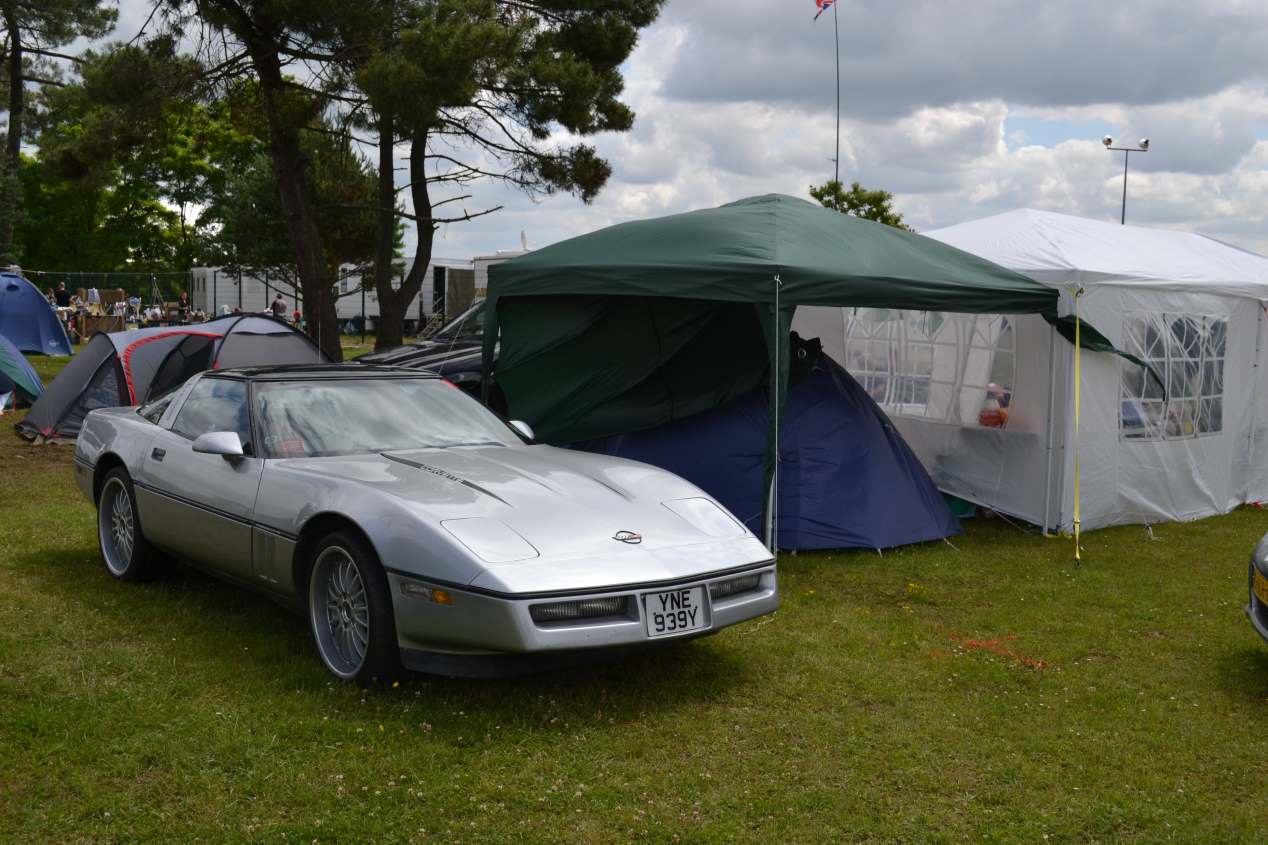 24 Horas de Le Mans: viajar en un coche deportivo y dormir en una tienda de campaña
