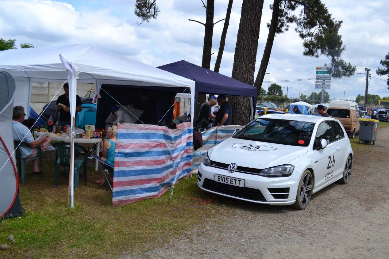 24 Horas de Le Mans: viajar en un coche deportivo y dormir en una tienda de campaña