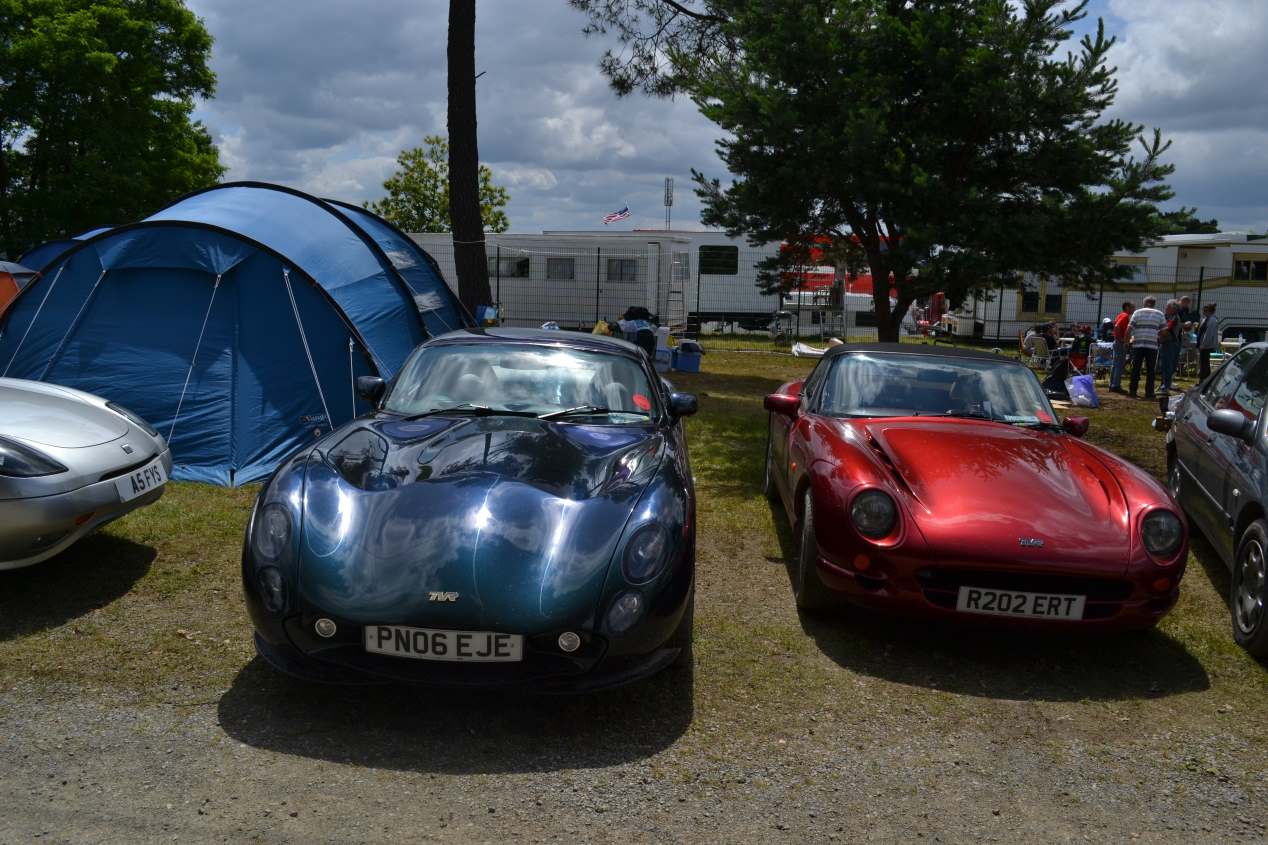 24 Horas de Le Mans: viajar en un coche deportivo y dormir en una tienda de campaña