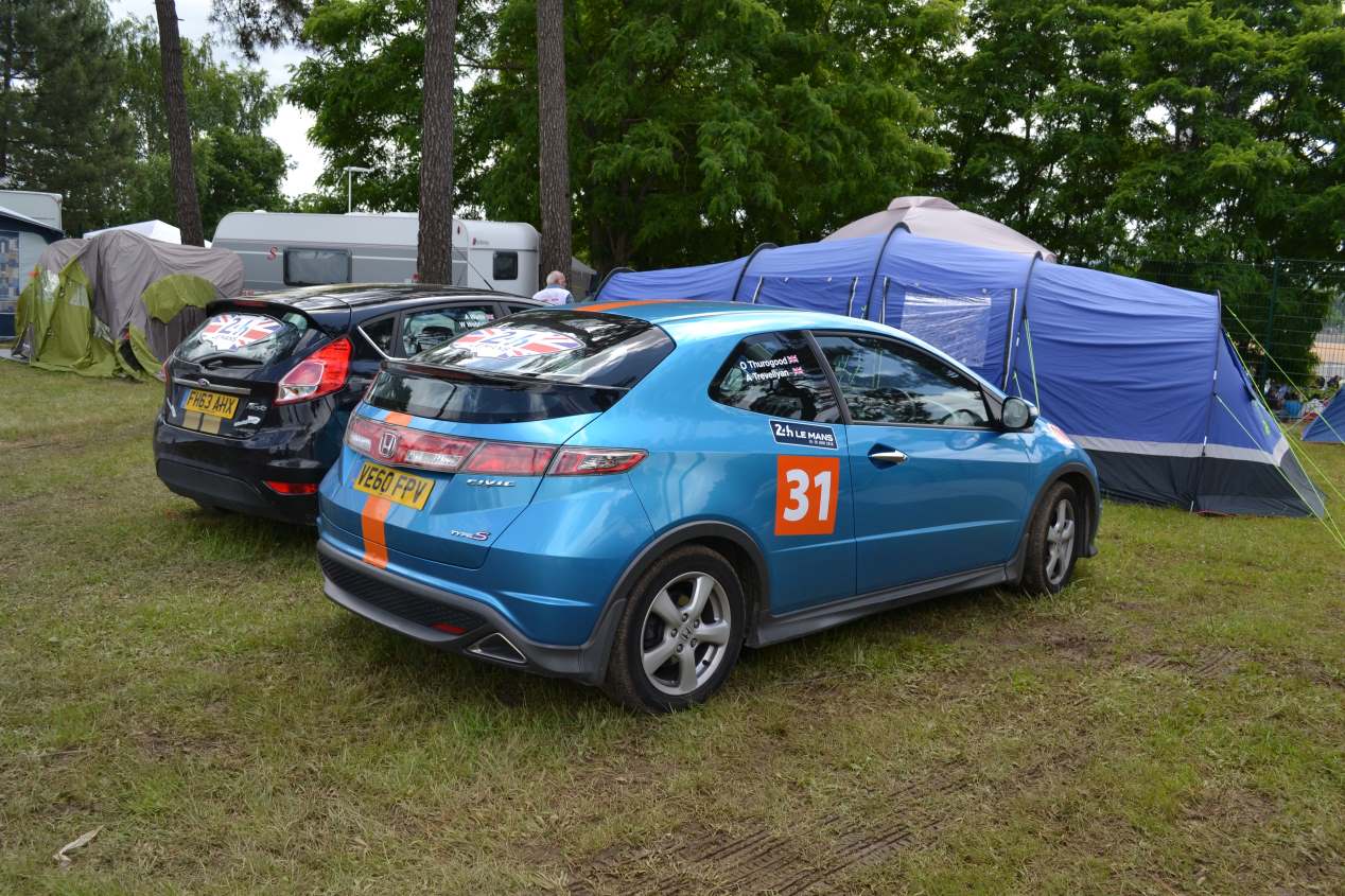 24 Horas de Le Mans: viajar en un coche deportivo y dormir en una tienda de campaña
