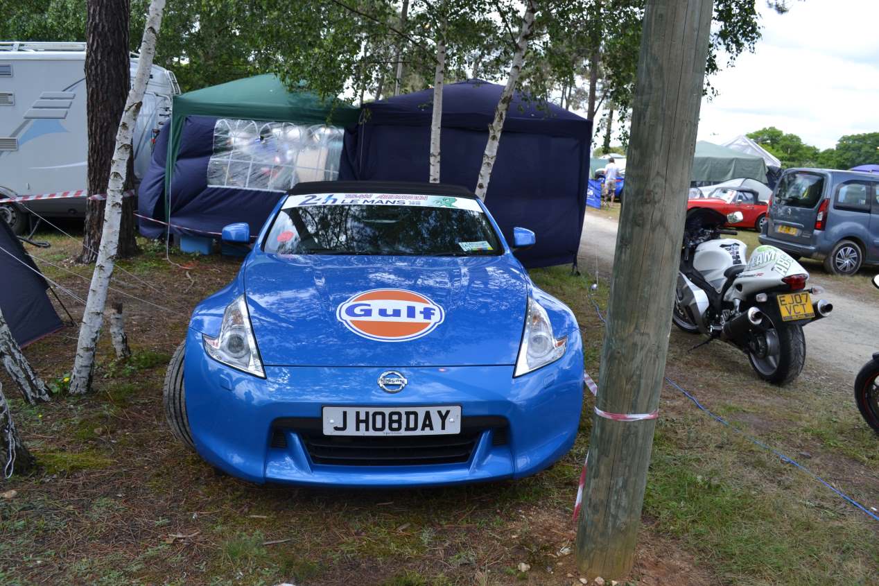 24 Horas de Le Mans: viajar en un coche deportivo y dormir en una tienda de campaña