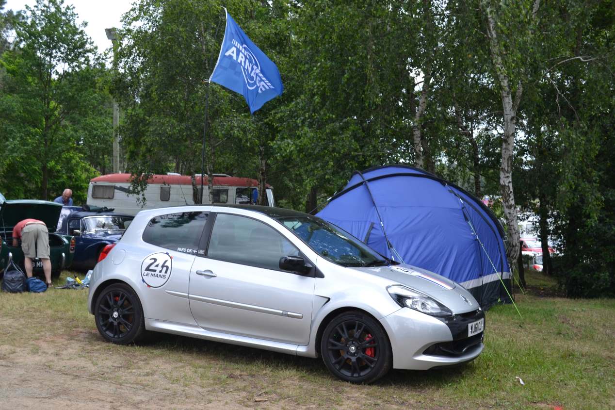 24 Horas de Le Mans: viajar en un coche deportivo y dormir en una tienda de campaña