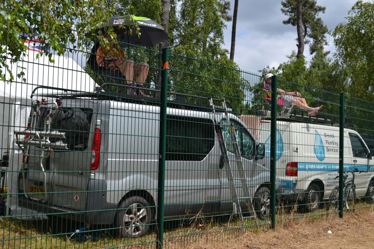 24 Horas de Le Mans: viajar en un coche deportivo y dormir en una tienda de campaña