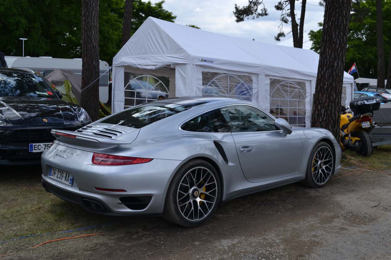 24 Horas de Le Mans: viajar en un coche deportivo y dormir en una tienda de campaña