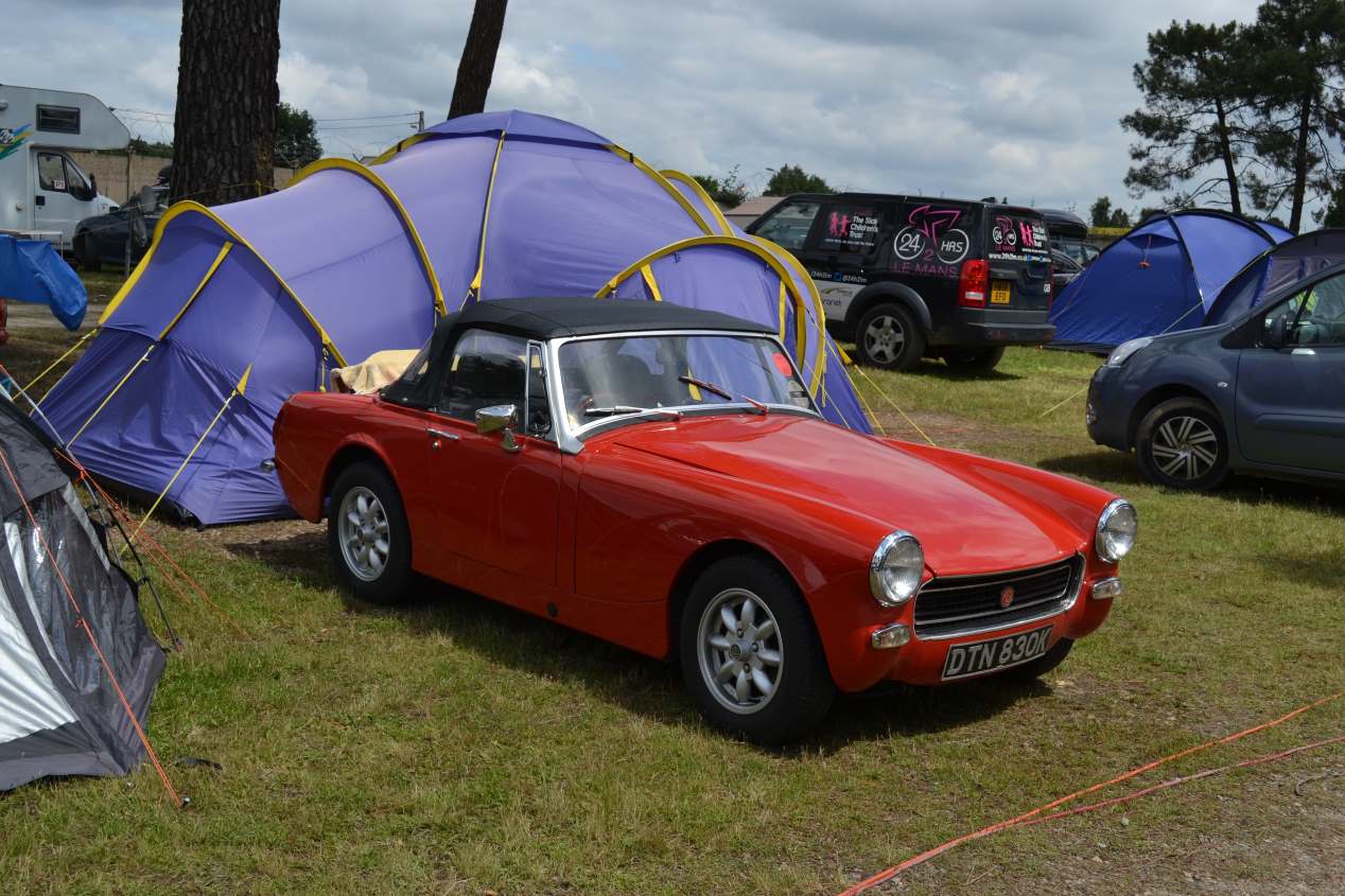 24 Horas de Le Mans: viajar en un coche deportivo y dormir en una tienda de campaña