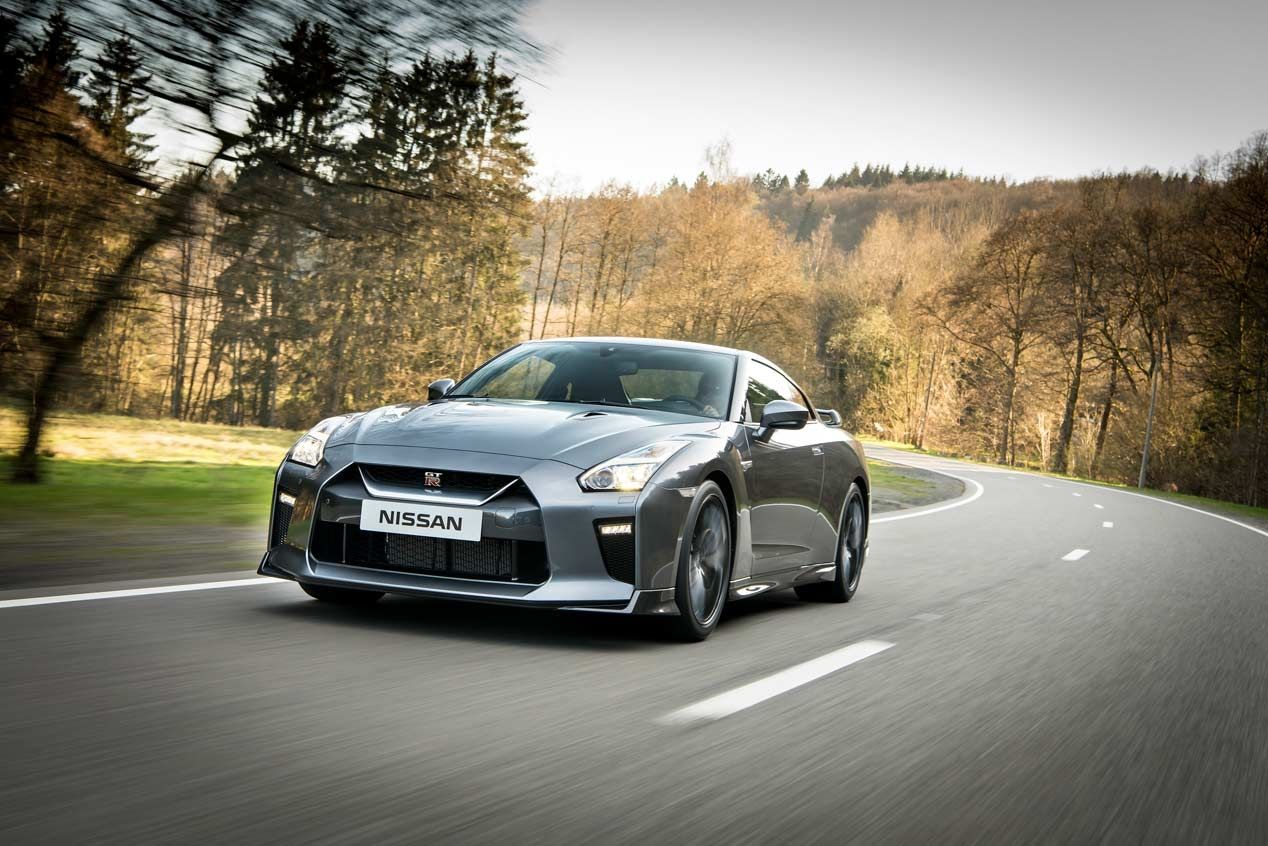 El nuevo Nissan GT-R 2017 que se enfrenta a un drone