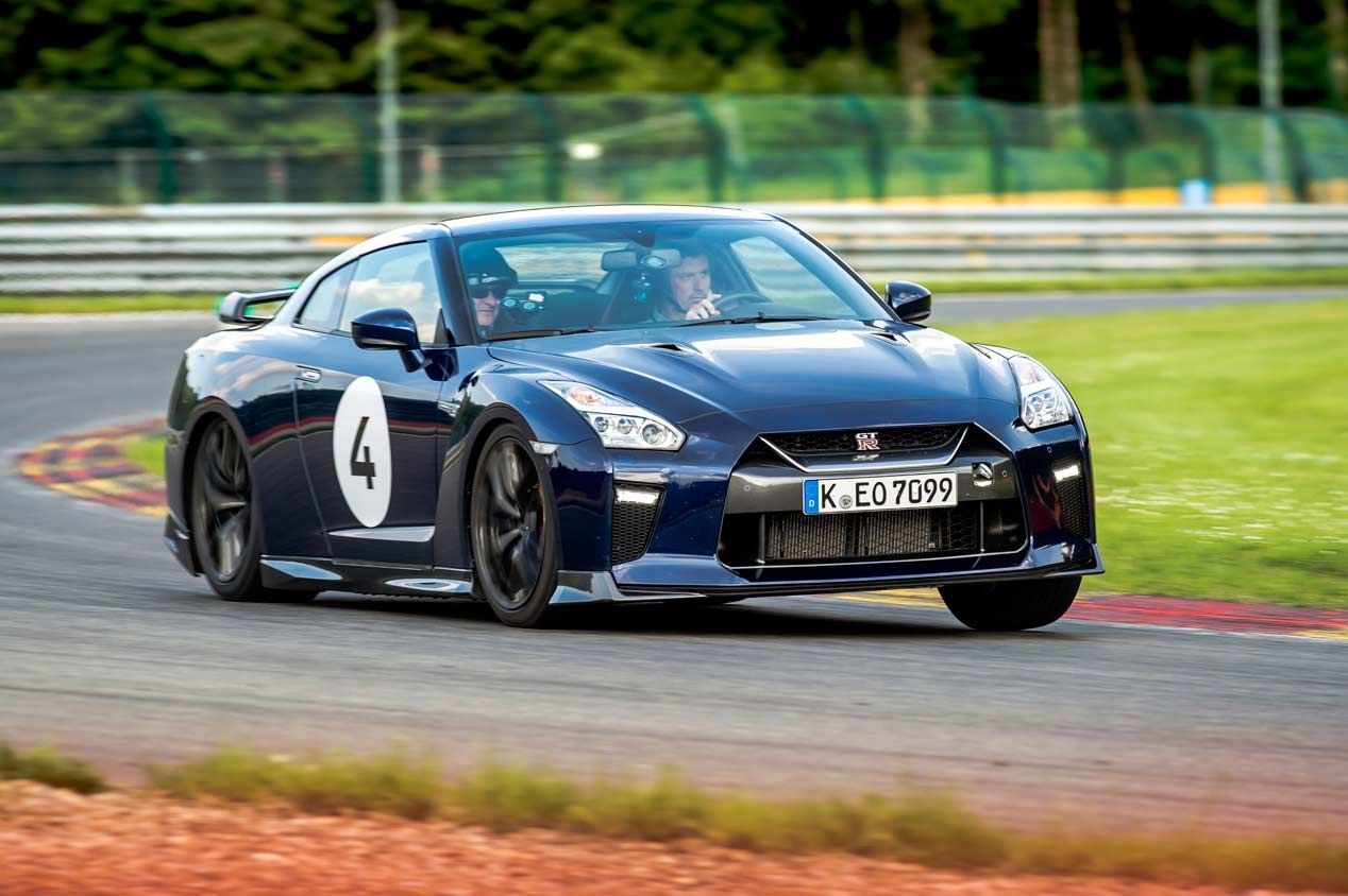 El nuevo Nissan GT-R 2017 que se enfrenta a un drone