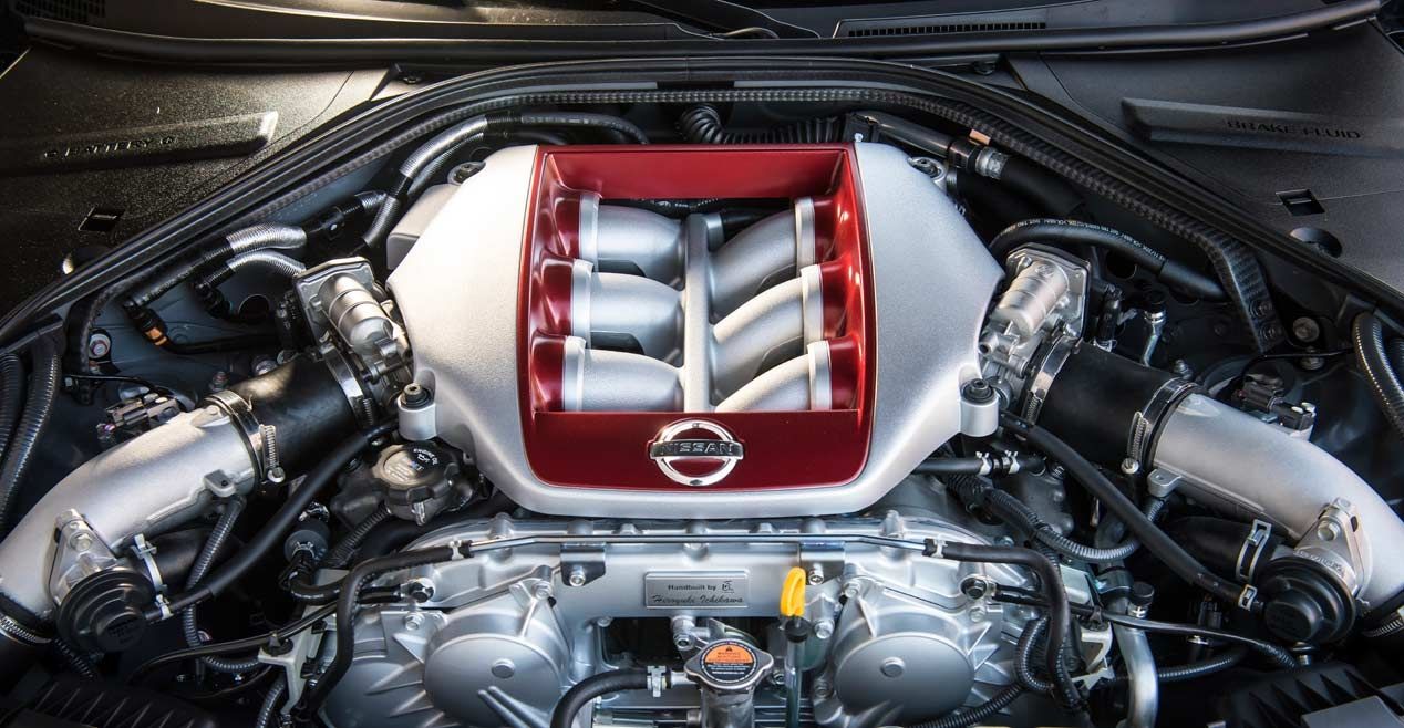 El nuevo Nissan GT-R 2017 que se enfrenta a un drone