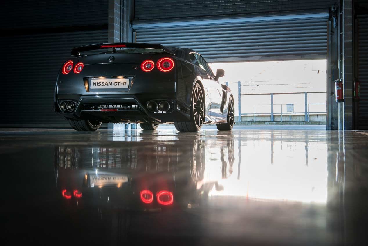 El nuevo Nissan GT-R 2017 que se enfrenta a un drone