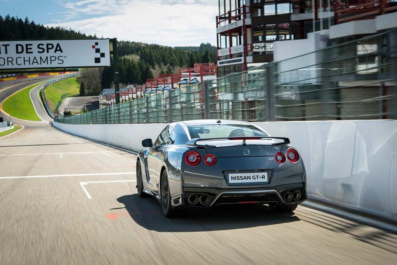 El nuevo Nissan GT-R 2017 que se enfrenta a un drone