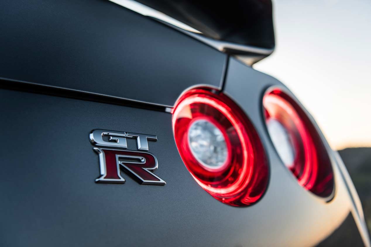 El nuevo Nissan GT-R 2017 que se enfrenta a un drone