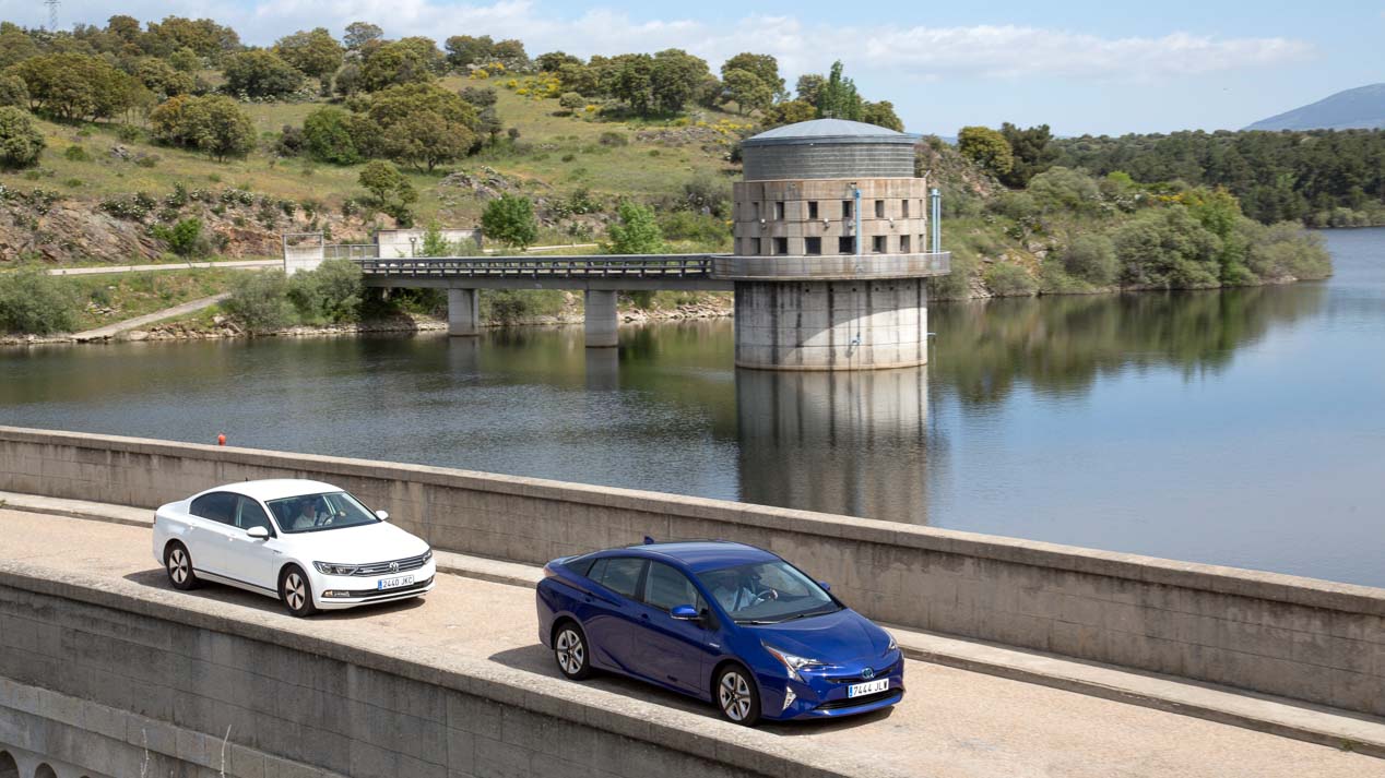 Comparativa: Toyota Prius vs Volkswagen Passat 1.6 TDI BlueMotion